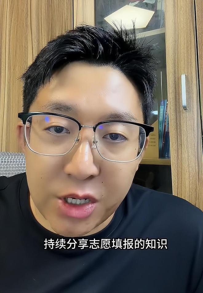 张雪峰刚走20天，昔日爱将自曝离职，多条回复言论令人浮想联翩 - 25