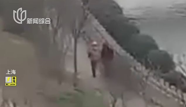 上海一物业经理报警！他在小区喷泉旁捡到手机，聊天记录竟藏诈骗大案 - 4