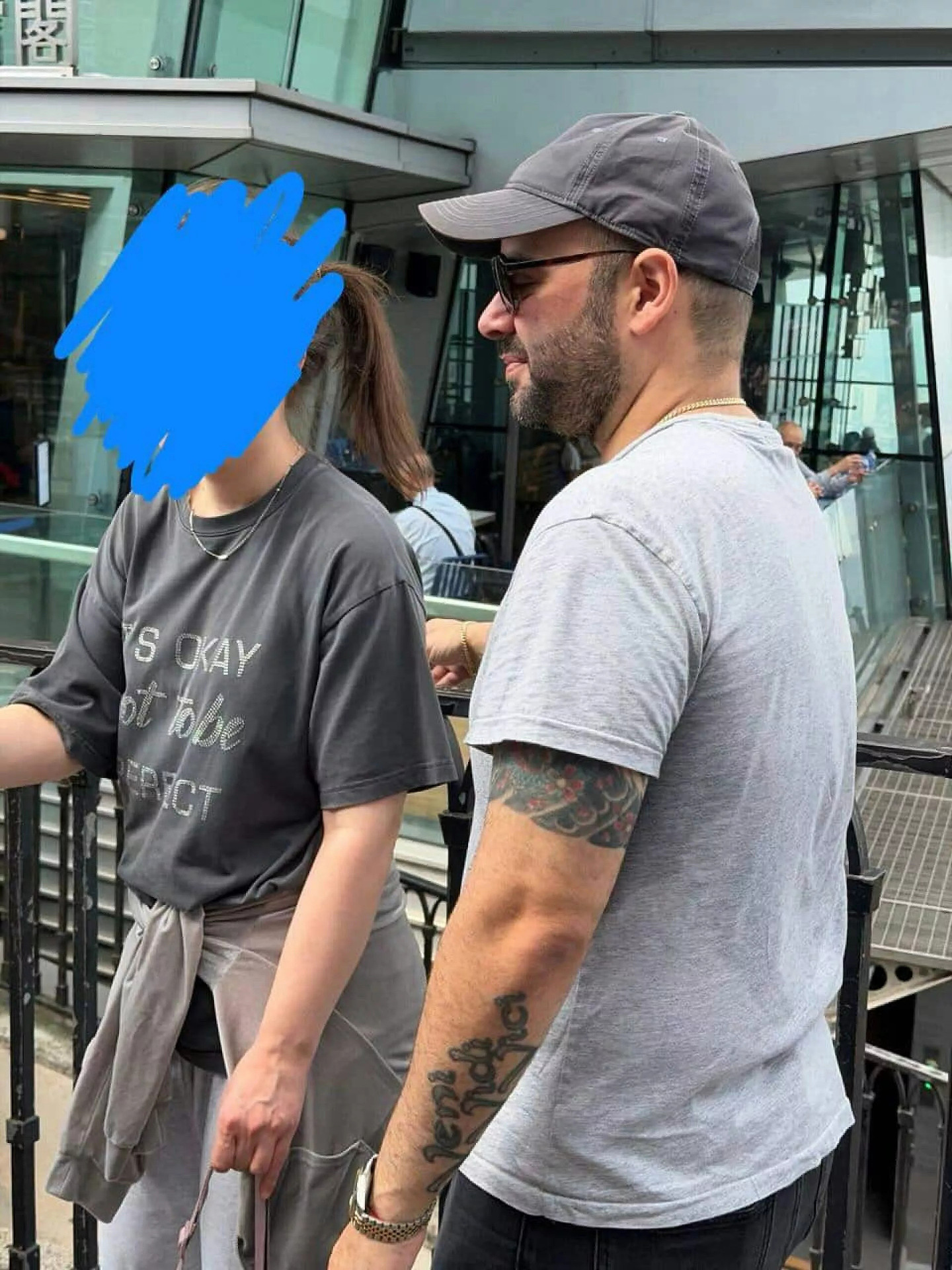 美国军人杀妻后疑潜逃香港，FBI：已逮捕并押送美国 - 1