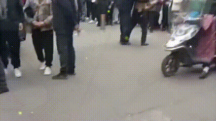 四川光臂男砸车后续,知情人透露男子身份,真相公布,相当解气 - 5