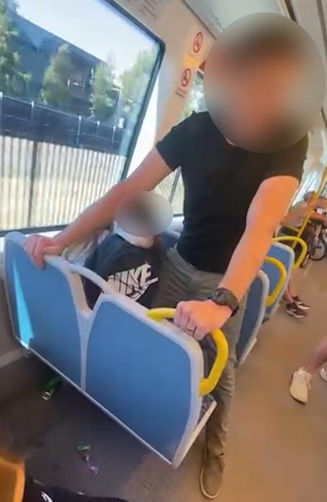 珀斯繁忙列车上惊人一幕:警察当众压倒13岁少女,全程视频曝光(GIF/组图) - 3