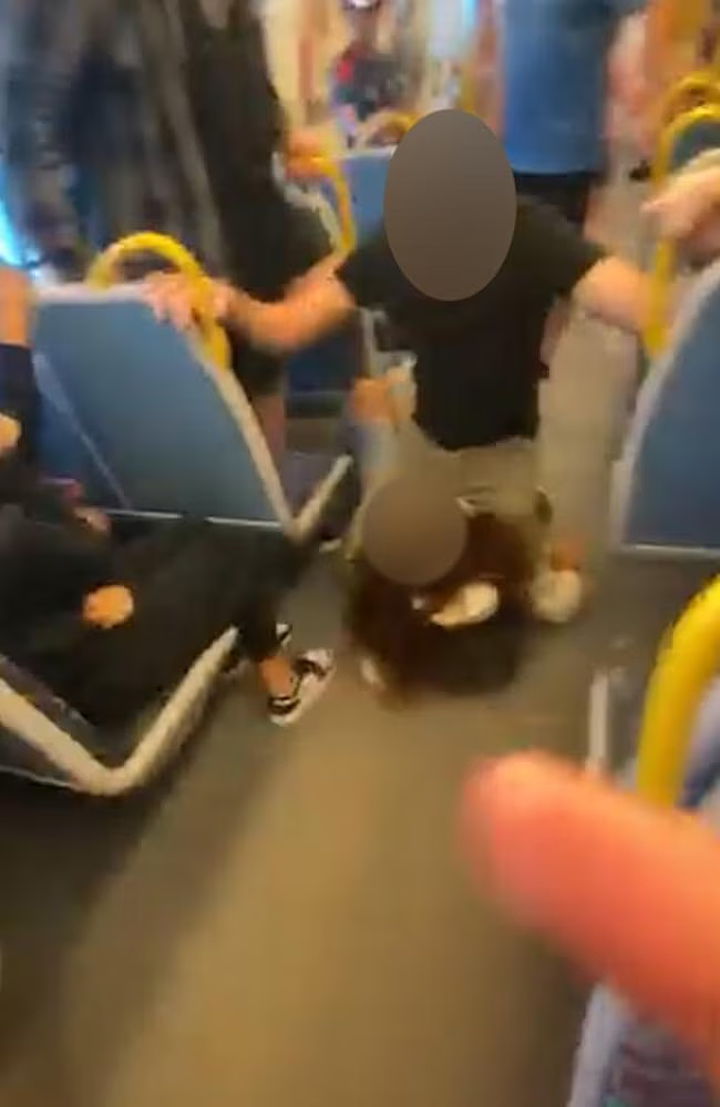 珀斯繁忙列车上惊人一幕:警察当众压倒13岁少女,全程视频曝光(GIF/组图) - 4