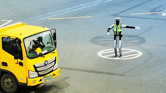 中国启用机器人交警上路执勤！可指挥交通，劝导违法行为（组图） - 1