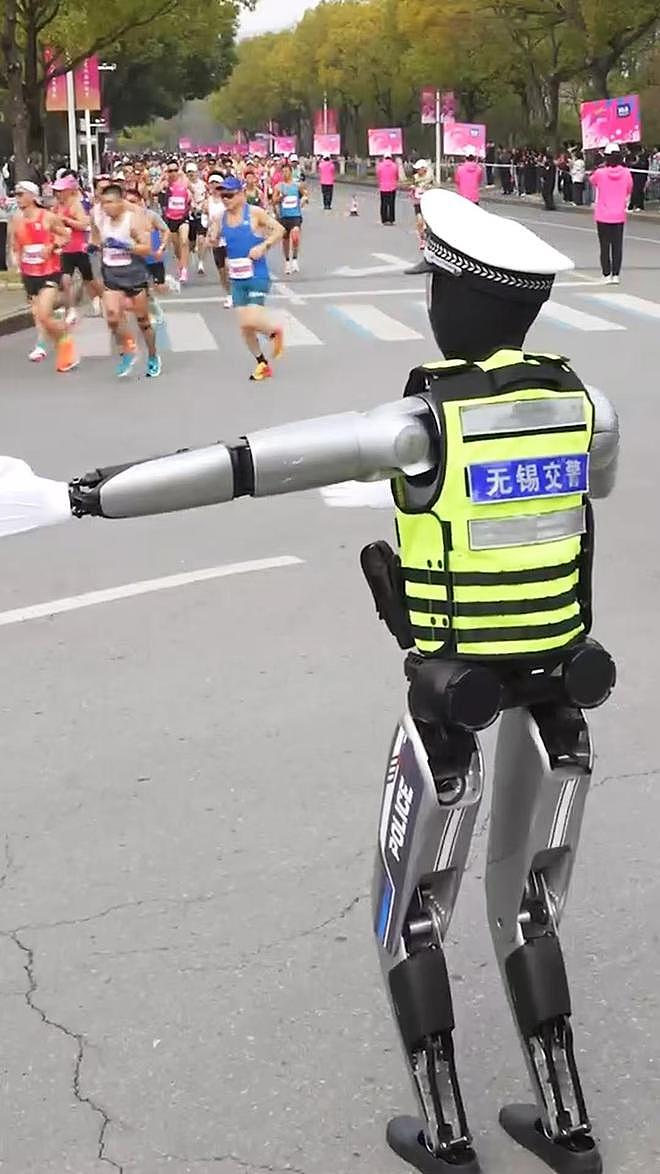 中国启用机器人交警上路执勤！可指挥交通，劝导违法行为（组图） - 3