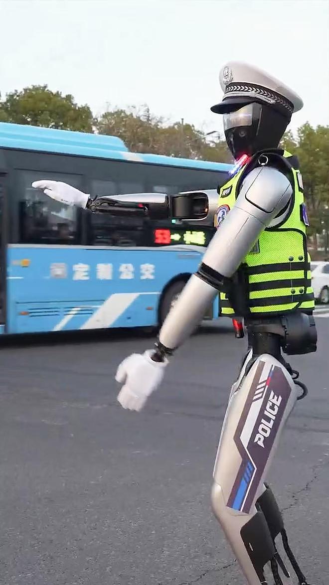 中国启用机器人交警上路执勤！可指挥交通，劝导违法行为（组图） - 4