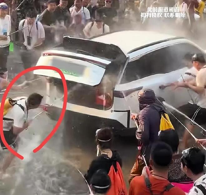 西双版纳泼水节电车被泼冒烟后续!刚买才3个月,车里老人被浇透(组图) - 3