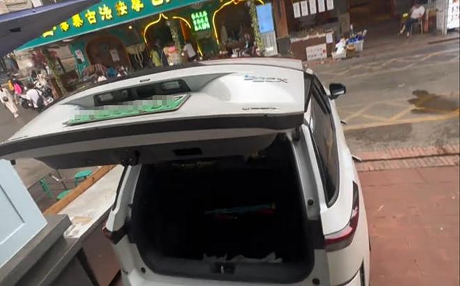 西双版纳泼水节电车被泼冒烟后续!刚买才3个月,车里老人被浇透(组图) - 6