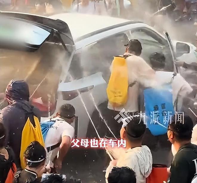 西双版纳泼水节电车被泼冒烟后续!刚买才3个月,车里老人被浇透(组图) - 11