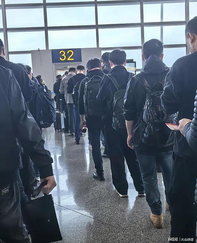 难以置信！飞上海航班几乎全是“金银卡”打工人，网友吐槽引热议（组图） - 2