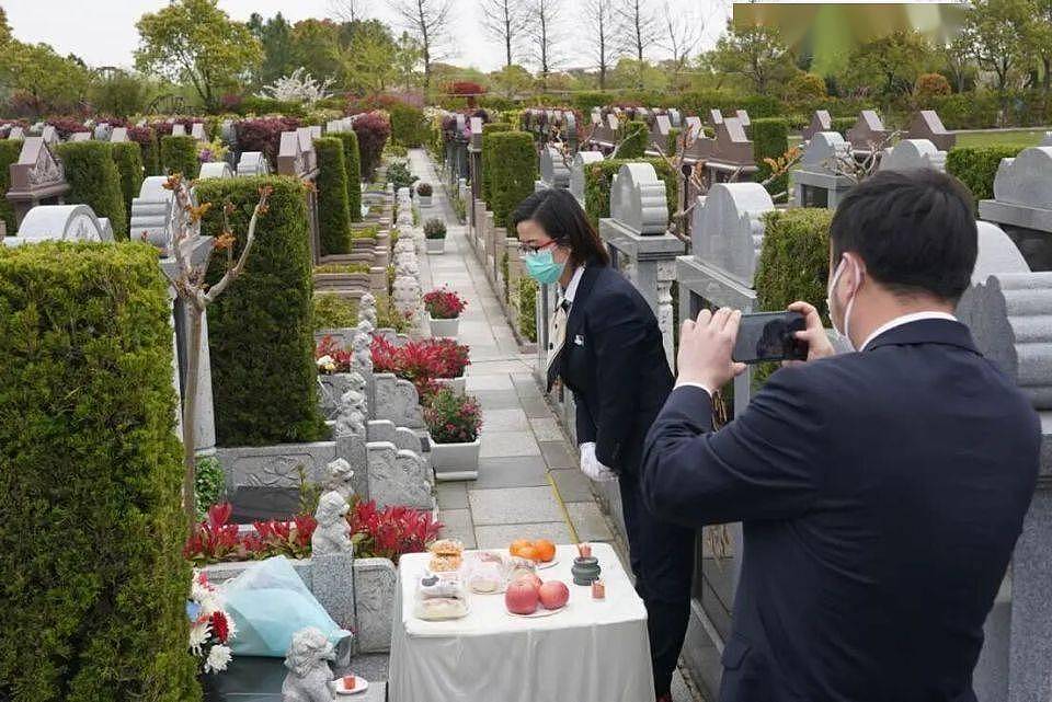 中国殡葬业巨头首陷亏损！民众对天价墓地“祛魅”：塑料袋装骨灰，讲不了价就海葬（组图） - 2