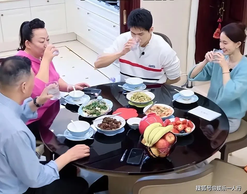 孙杨被曝录节目迟到拒不认错,妻子张豆豆当众崩溃大哭(组图) - 4