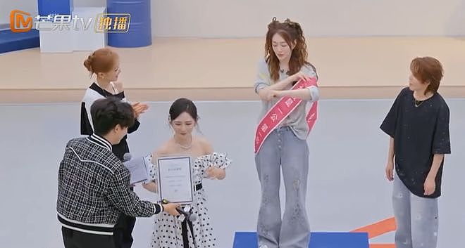李小冉凭借演唱《心愿便利贴》926分成绩，获《浪姐7》一公第一名（组图） - 5