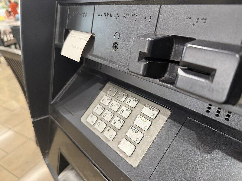 华人移民银行卡密码失效、账户存款全消失,原因竟是?(组图) - 1