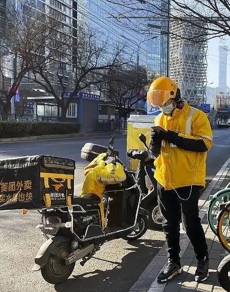 2025年外卖骑手破1300万，大专生占近四分之一，曾经的退路也卷了（组图） - 1