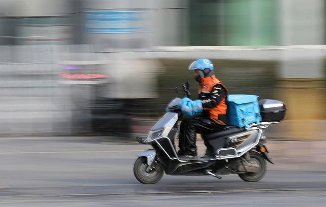 2025年外卖骑手破1300万，大专生占近四分之一，曾经的退路也卷了（组图） - 5