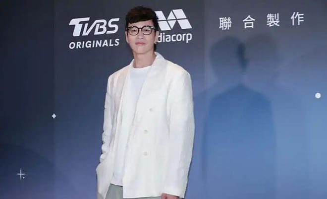 何润东翻红后,一博主怒问为什么要捧一个美国人?网友评论绝了(组图) - 1