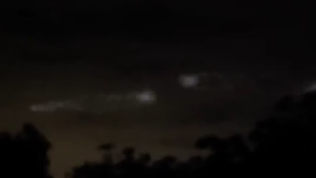 澳洲天空惊现神秘UFO？大量居民报警引发恐慌，背后真相竟是... - 2