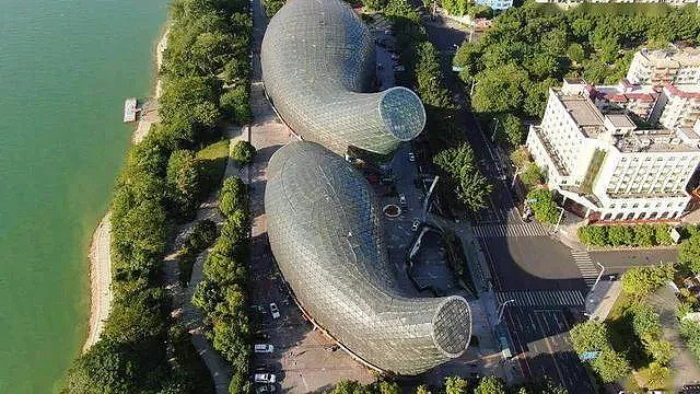 从浪漫到惊悚!中国奇葩建筑大赏:大夜壶上榜(组图) - 7