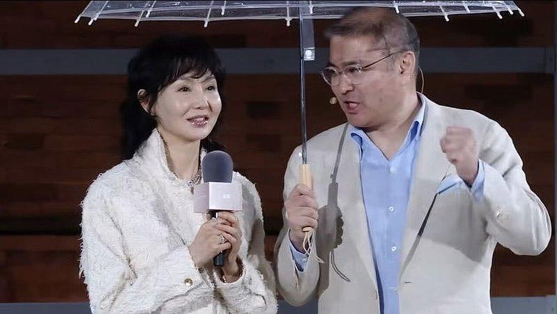 61岁张曼玉罕现身，“苹果肌爆冲”，外貌变化全被拍，网友：有胶味（组图） - 1