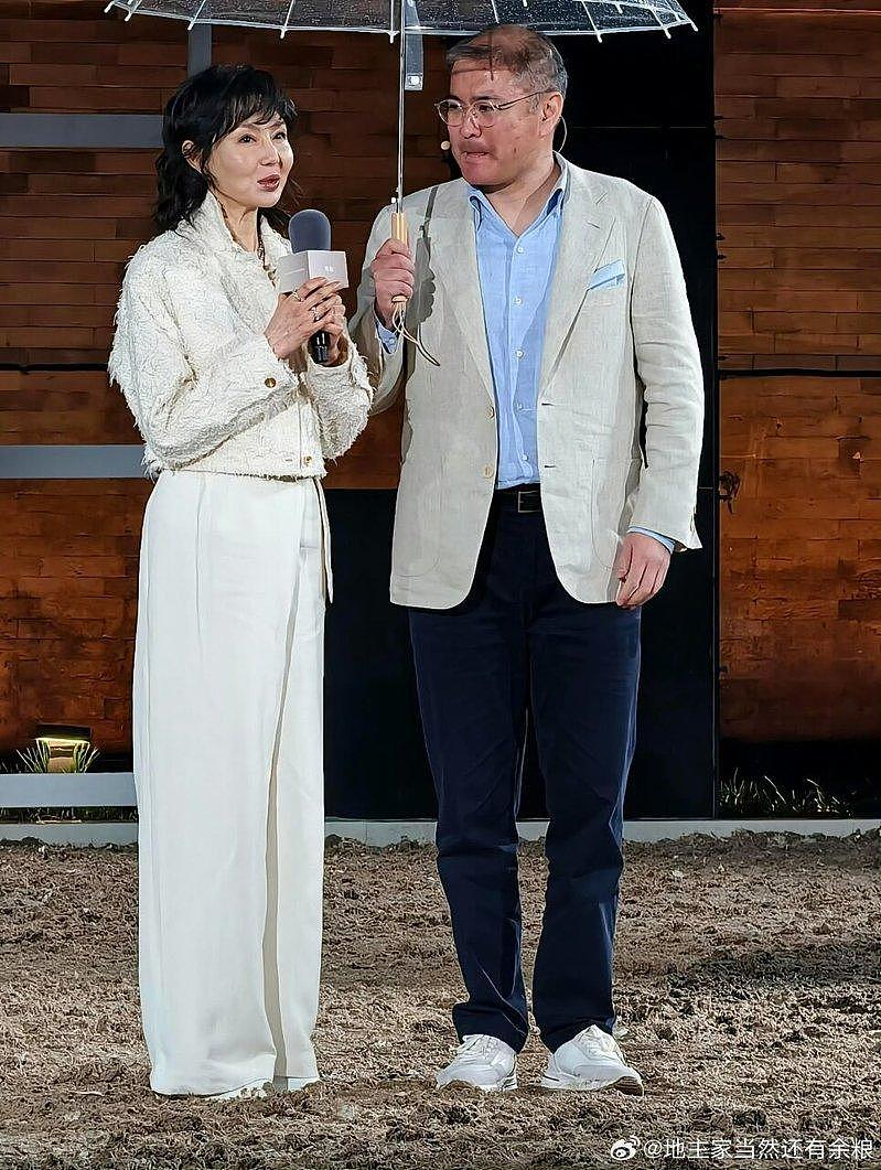 61岁张曼玉罕现身，“苹果肌爆冲”，外貌变化全被拍，网友：有胶味（组图） - 2