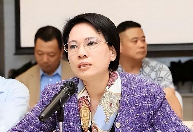 从20元地摊到800亿帝国,只因崇拜许家印,女首富输光了一切(组图) - 1
