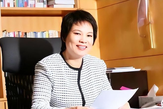 从20元地摊到800亿帝国,只因崇拜许家印,女首富输光了一切(组图) - 3