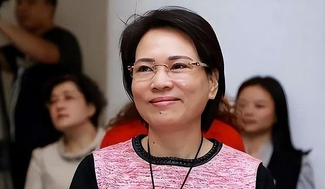 从20元地摊到800亿帝国,只因崇拜许家印,女首富输光了一切(组图) - 4