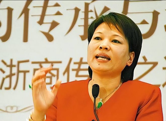 从20元地摊到800亿帝国,只因崇拜许家印,女首富输光了一切(组图) - 5