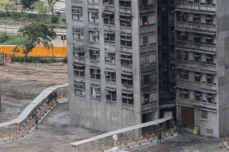 香港宏福苑首批居民返家,收拾个人物品向爱猫道别(组图) - 1