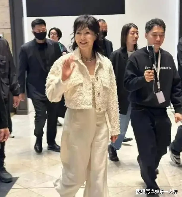61岁张曼玉现身北京参加活动！脸部僵肿引热议（组图） - 4