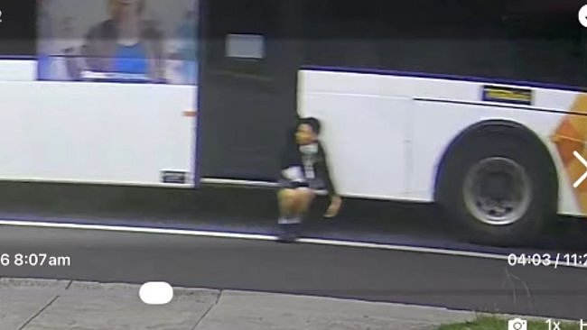 “手止不住地抖！”墨尔本12岁亚裔中学生惨遭公交车门夹住拖行350米，司机终被开除（组图） - 1