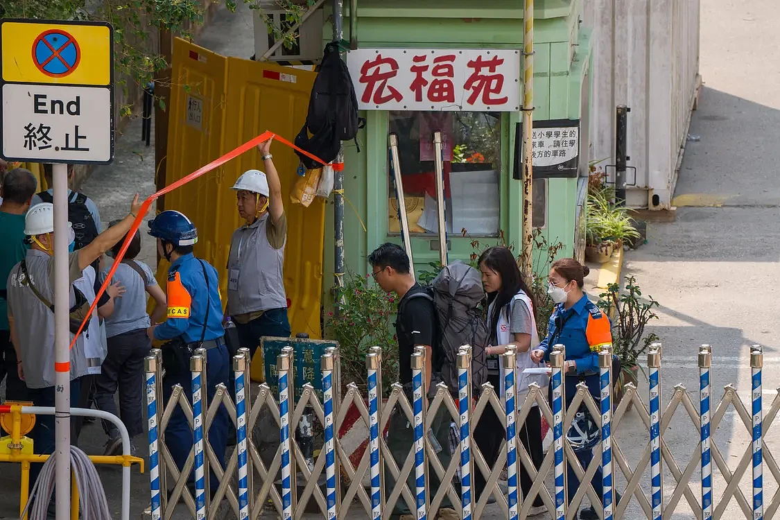 香港宏福苑近1700户居民分批回家收拾东西（组图） - 1