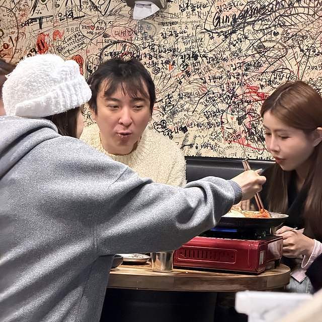 王思聪罕晒国外豪宅，可以俯瞰洛杉矶全景和海景！疑要卖房套现（组图） - 1