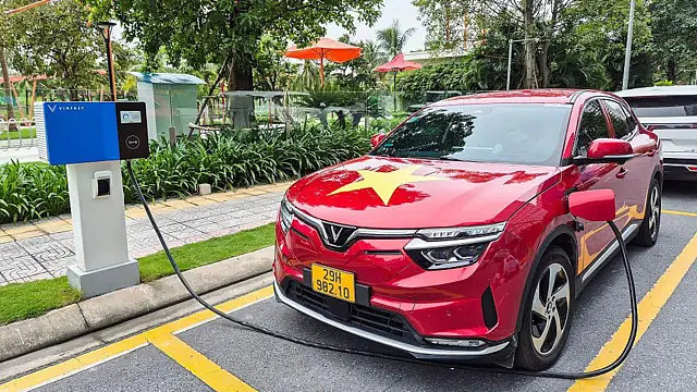 伊朗战火推高油价：中国新能源车“疯狂三月”背后的危与机（组图） - 4