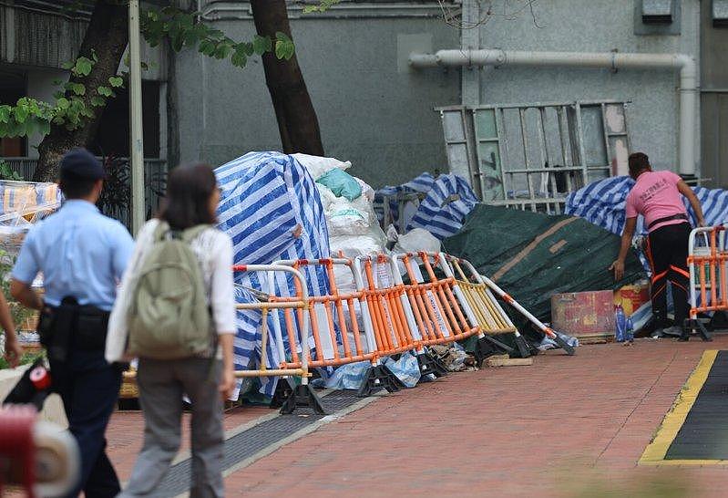 香港宏福苑大火5个月！烧焦味弥漫不散，居民返家见积灰半米高（组图） - 2