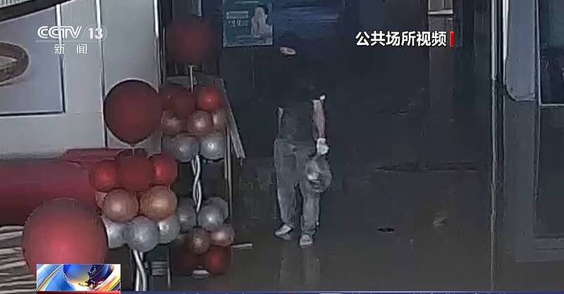 中国男埋伏通风管道9小时窃走680万元黄金!3次变装犯案全录下(图) - 1