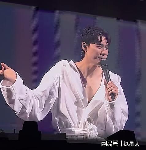 李易峰曼谷大尺度捞金!舞台换装扭腰摆胯,3500可捏脸亲密合照 - 2