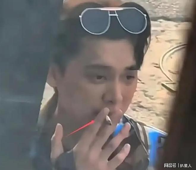 李易峰曼谷大尺度捞金!舞台换装扭腰摆胯,3500可捏脸亲密合照 - 4
