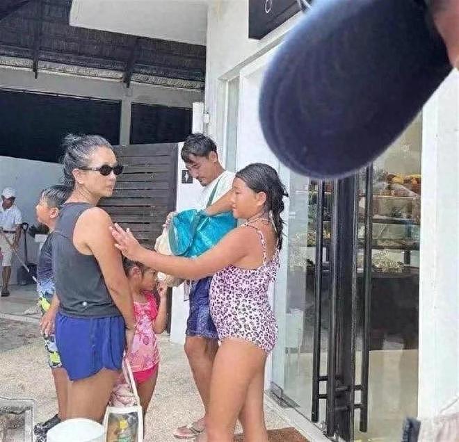 何洁一家五口泰国度假，38岁的她满头白发，两女儿颜值身高差太大 - 1
