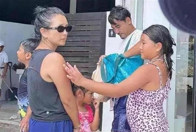 何洁一家五口泰国度假，38岁的她满头白发，两女儿颜值身高差太大 - 2