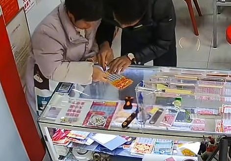 一女子买了8年彩票终于中得500万巨奖，彩票店老板当面将彩票扔进垃圾桶，事后竟悄悄兑奖，女子将彩票店告上法庭，法院判了！ - 1