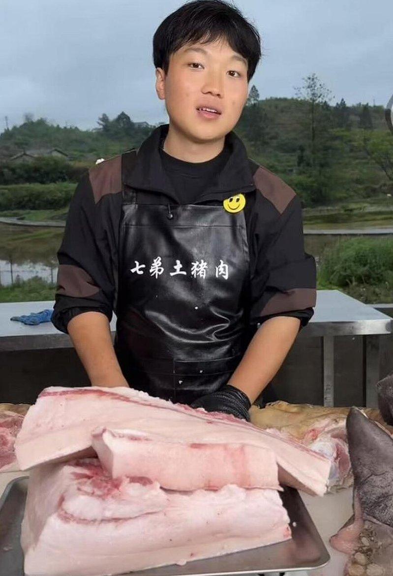湖南男高中开始卖猪肉养6弟妹,最大心愿:爸妈别再生了(组图) - 1