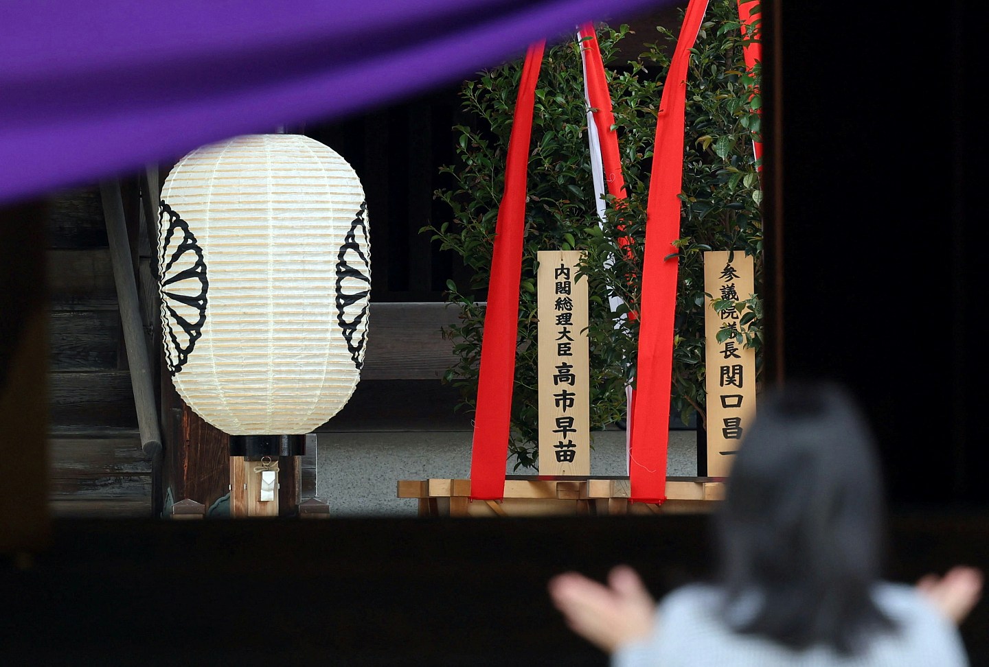 高市早苗向靖国神社献祭祀费,首名内阁大臣到靖国神社参拜(组图) - 2