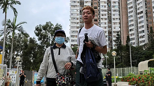 “去看回我以前的家”  香港宏福苑首批回家执拾居民的追悼与道别（组图） - 1