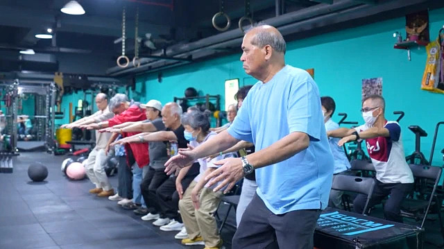 “去看回我以前的家”  香港宏福苑首批回家执拾居民的追悼与道别（组图） - 8