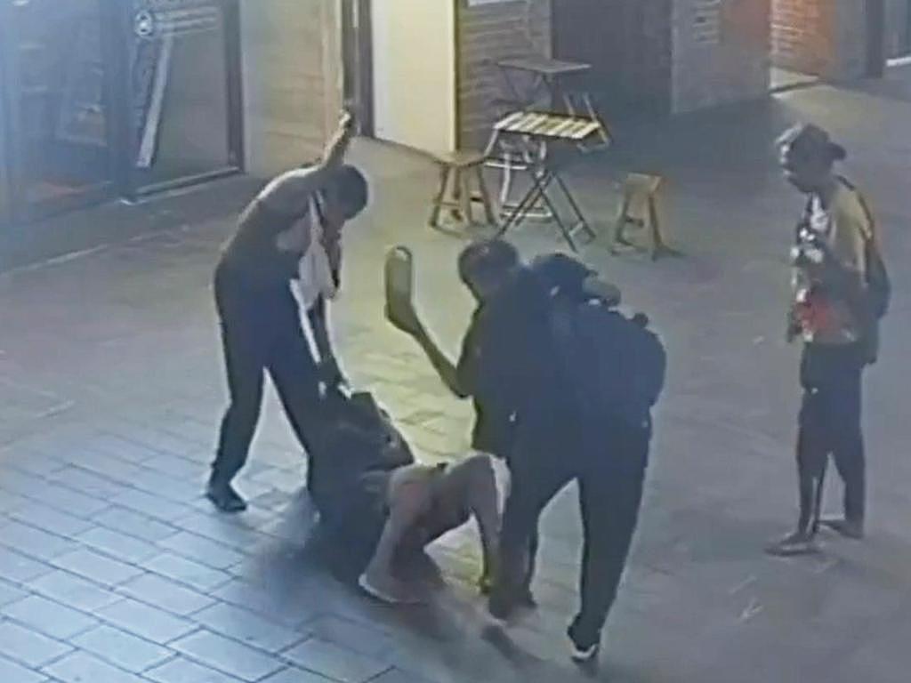 “太野蛮！”阿德莱德唐人街爆发严重冲突，3名醉酒母亲持叉当街伤人获刑（组图） - 1