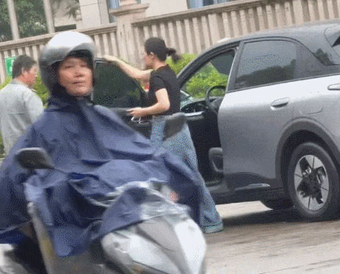 大反转!女子踹保安反被扇,完整监控曝光,保安才是真恶人? - 1