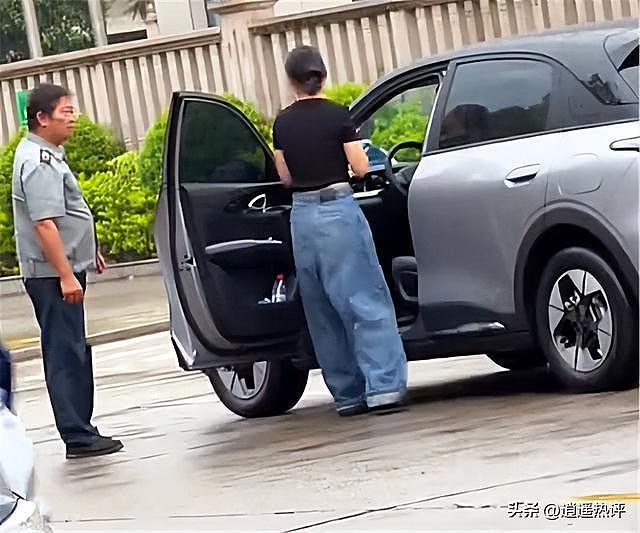 大反转!女子踹保安反被扇,完整监控曝光,保安才是真恶人? - 2