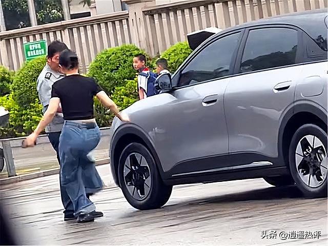 大反转!女子踹保安反被扇,完整监控曝光,保安才是真恶人? - 3