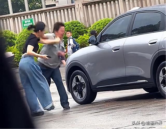 大反转!女子踹保安反被扇,完整监控曝光,保安才是真恶人? - 7